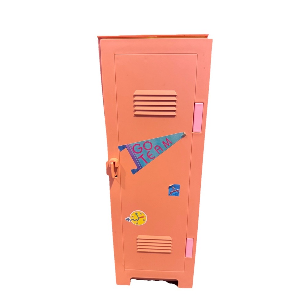 Vintage 1988 Hasbro Maxie‎ Too Cool Locker Room & Shower